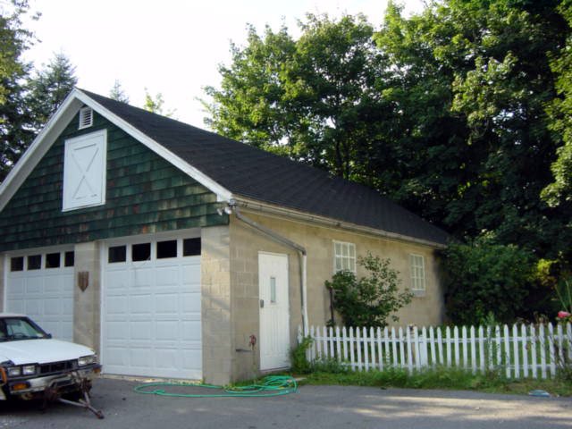 oldhouse_garageoutside.jpg